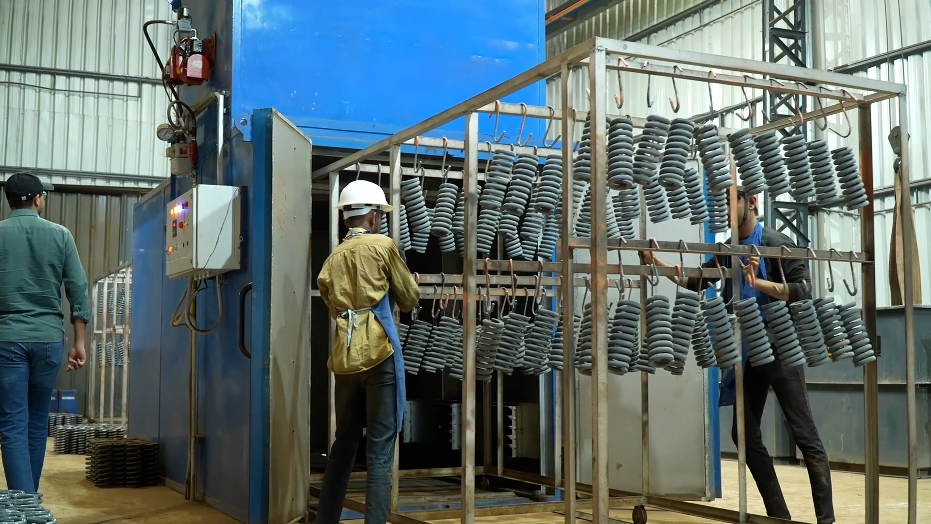 factory-main.00_01_10_36.Still021